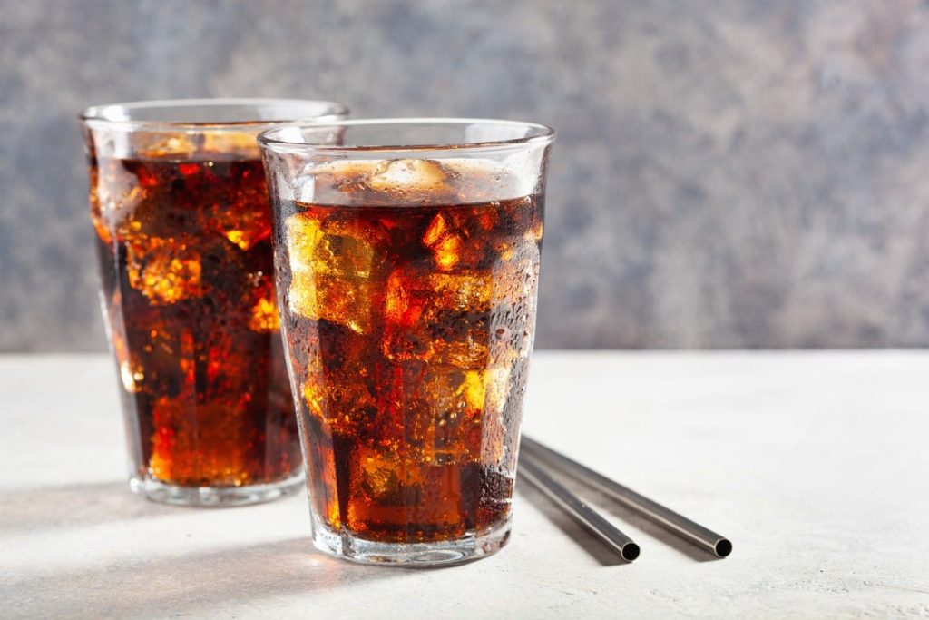 Limonade mit braunem Zucker und Zitrusaroma selber machen