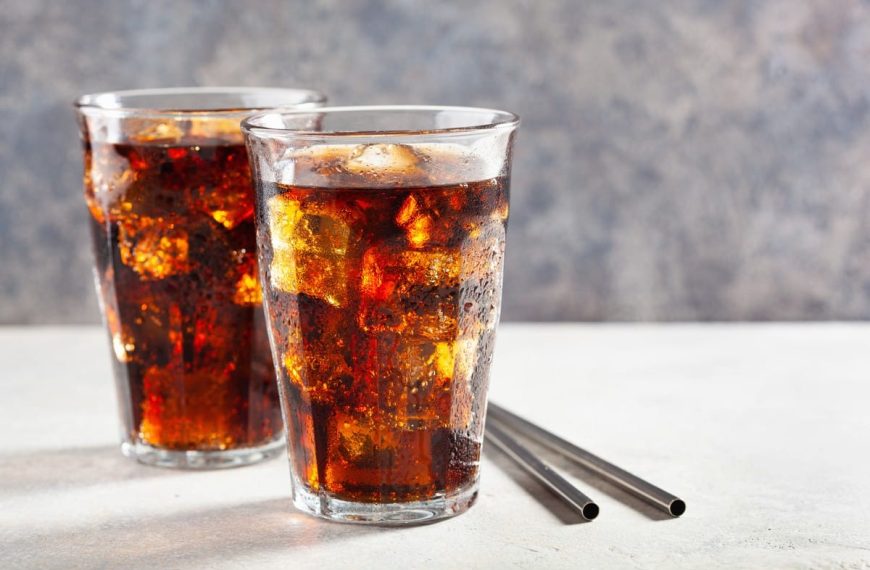 Limonade mit braunem Zucker und Zitrusaroma selber machen