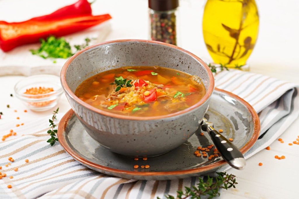 Linsensuppe mit Rindfleisch und Gemüse