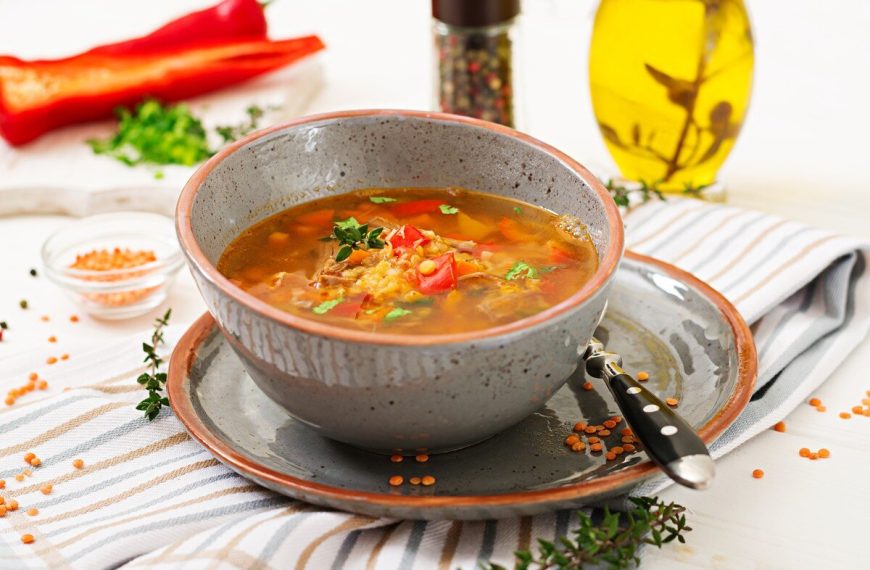 Linsensuppe mit Rindfleisch und Gemüse