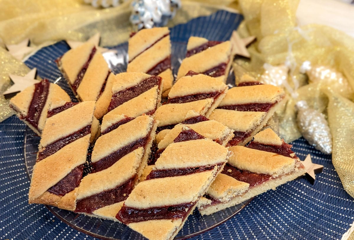 Linzer Schnitten mit Mandeln, Haselnüssen und Marmelade