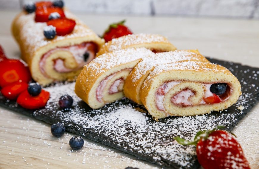 Lockere Biskuitrolle mit Erdbeeren, Heidelbeeren und Creme