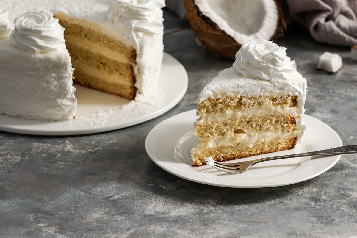 Lockere Biskuittorte mit Kokoscreme und weißer Schokolade