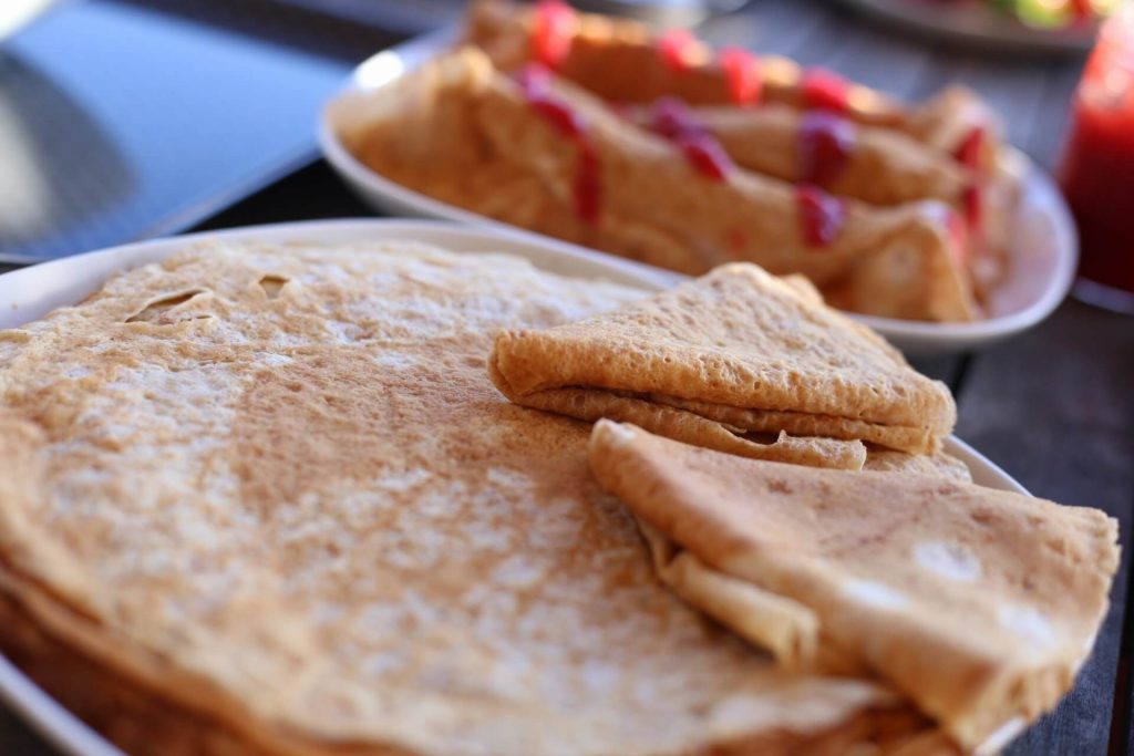 Lockere Buttermilch Pfannkuchen mit Marmelade