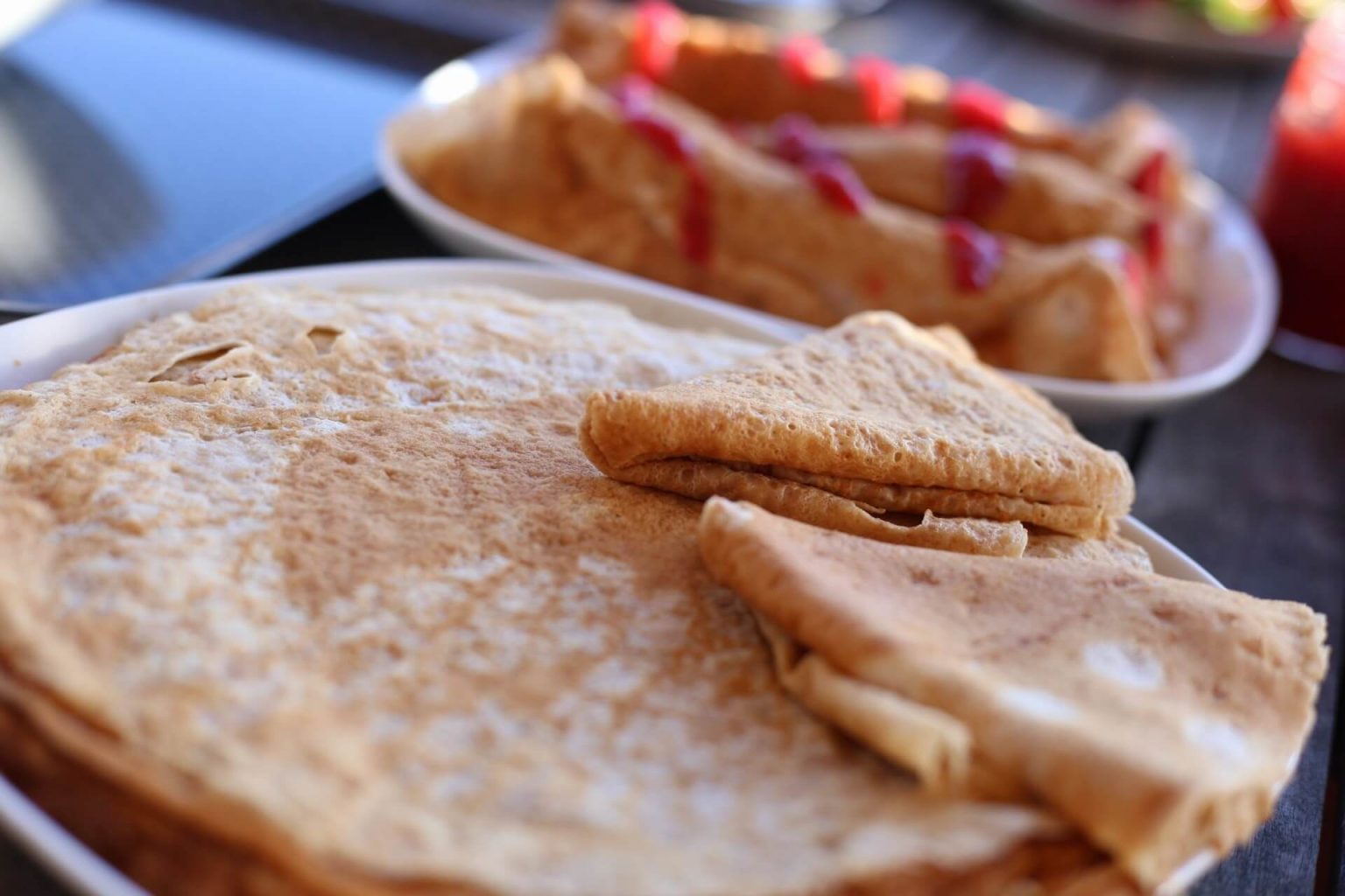Lockere Buttermilch Pfannkuchen mit Marmelade