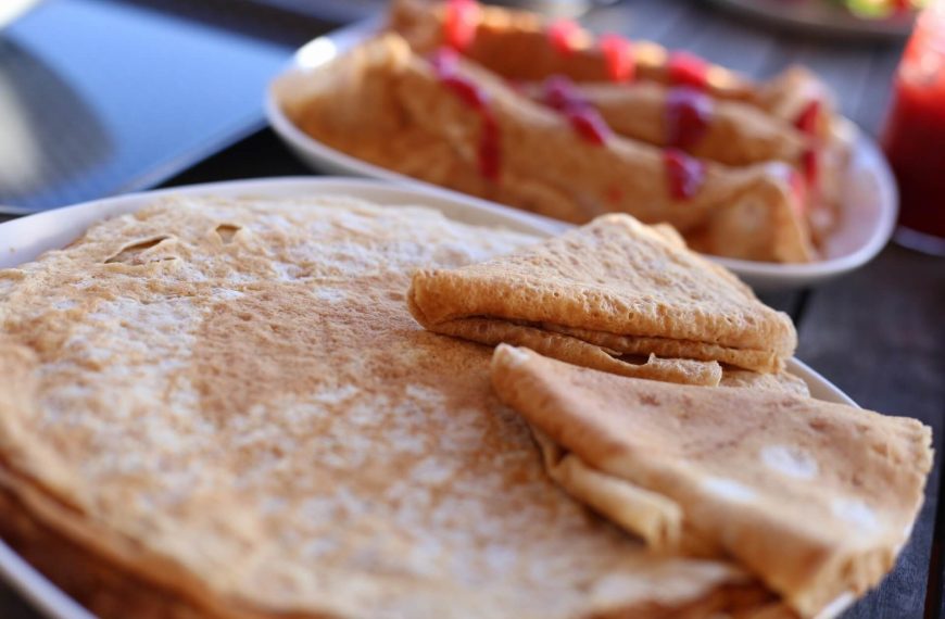 Lockere Buttermilch Pfannkuchen mit Marmelade