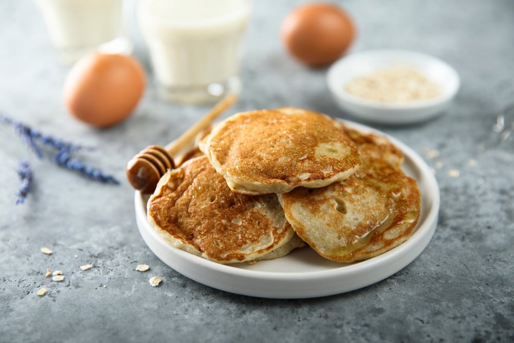 Lockere Haferflocken Pancakes ohne Mehl mit Joghurt und Äpfel