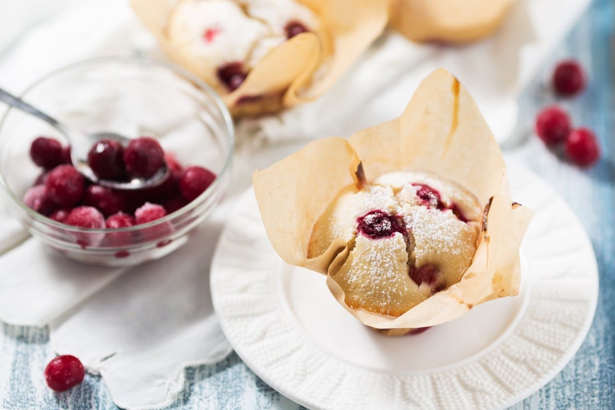 Lockere Kirschmuffins mit Puderzucker - Schnelles Muffins Rezept