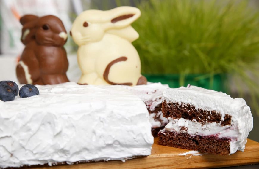 Lockere Ostertorte mit Kakao und Eiweißcreme – Ostermenü