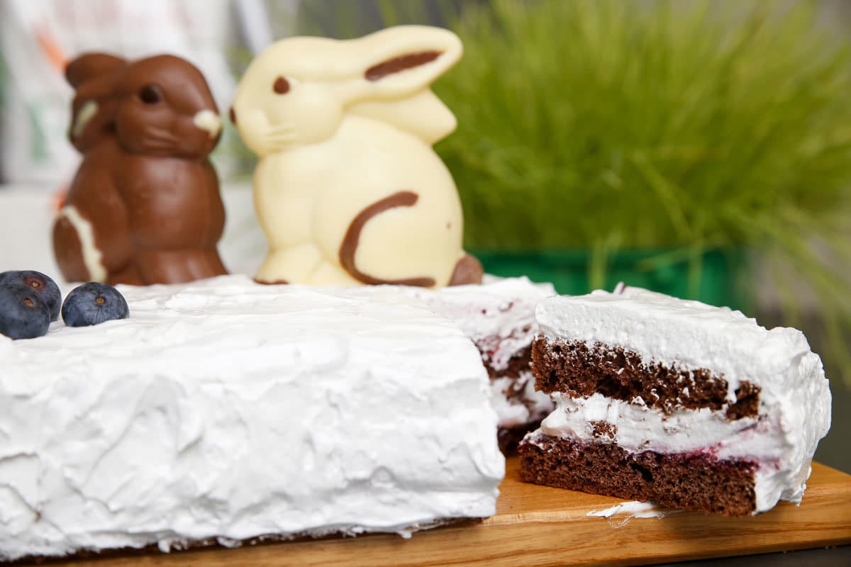 Lockere Ostertorte mit Kakao und Eiweißcreme - Ostermenü