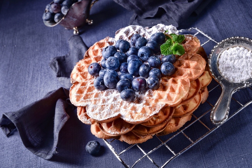 Lockere Waffeln mit Puderzucker und Heidelbeeren