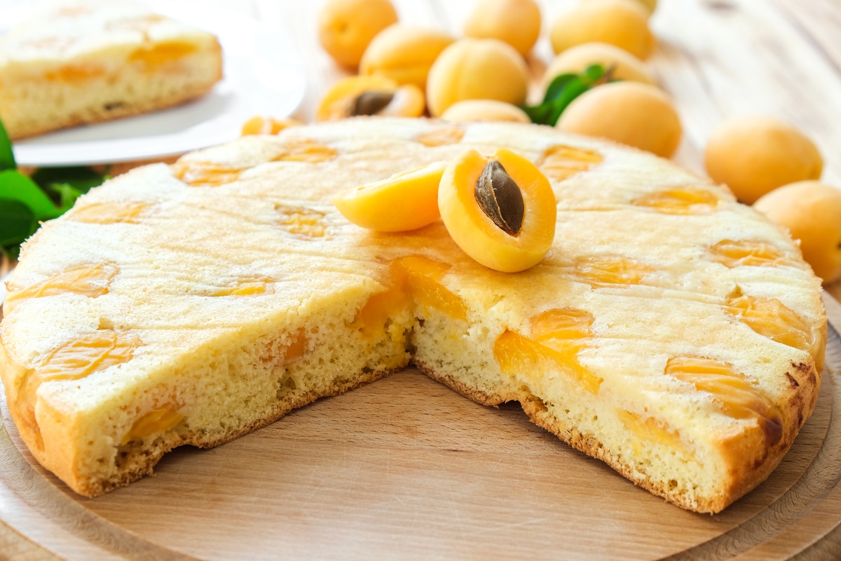 Lockerer Aprikosenkuchen mit Mandeln und Zitronen