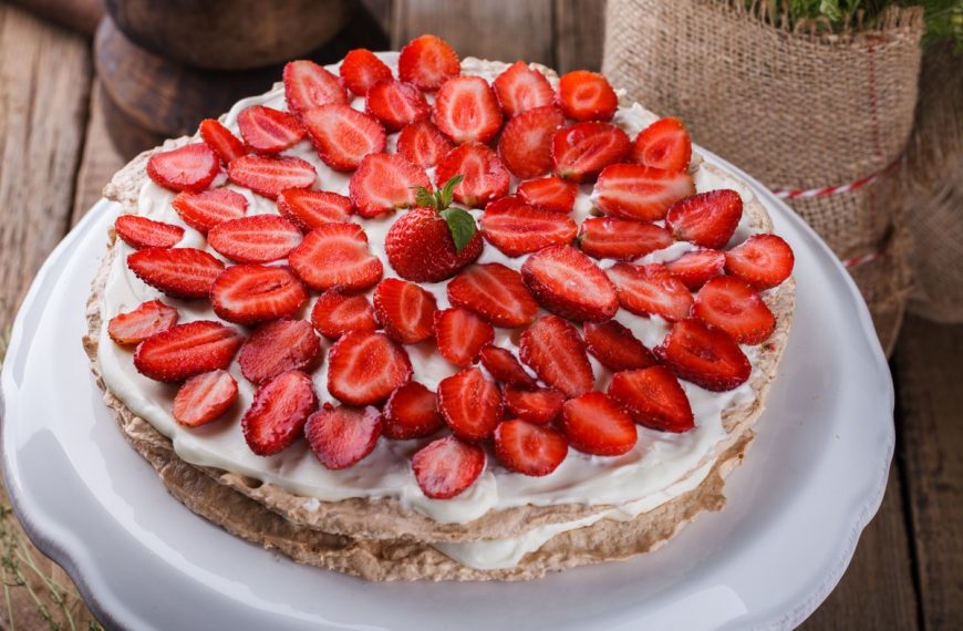 Lockerer Baiserkuchen mit Erdbeeren, Sahnecreme und Joghurt