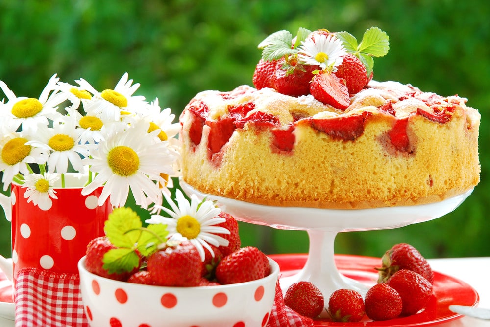 Lockerer Buttermilchkuchen mit Erdbeeren