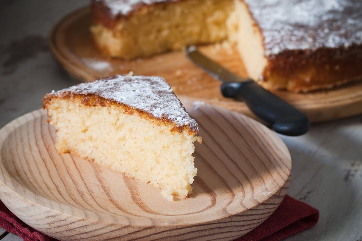 Lockerer Buttermilchkuchen mit Vanille und Puderzucker