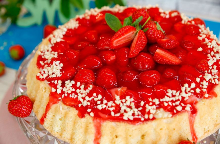 Lockerer Erdbeerkuchen mit Pudding aus Biskuitteig