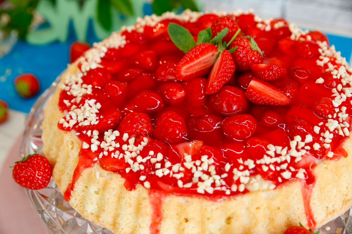 Lockerer Erdbeerkuchen mit Pudding aus Biskuitteig