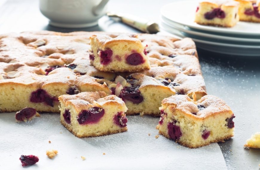 Lockerer Kirschkuchen aus Rührteig vom Blech