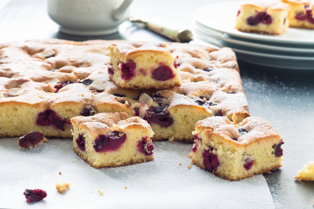 Lockerer Kirschkuchen aus Rührteig vom Blech