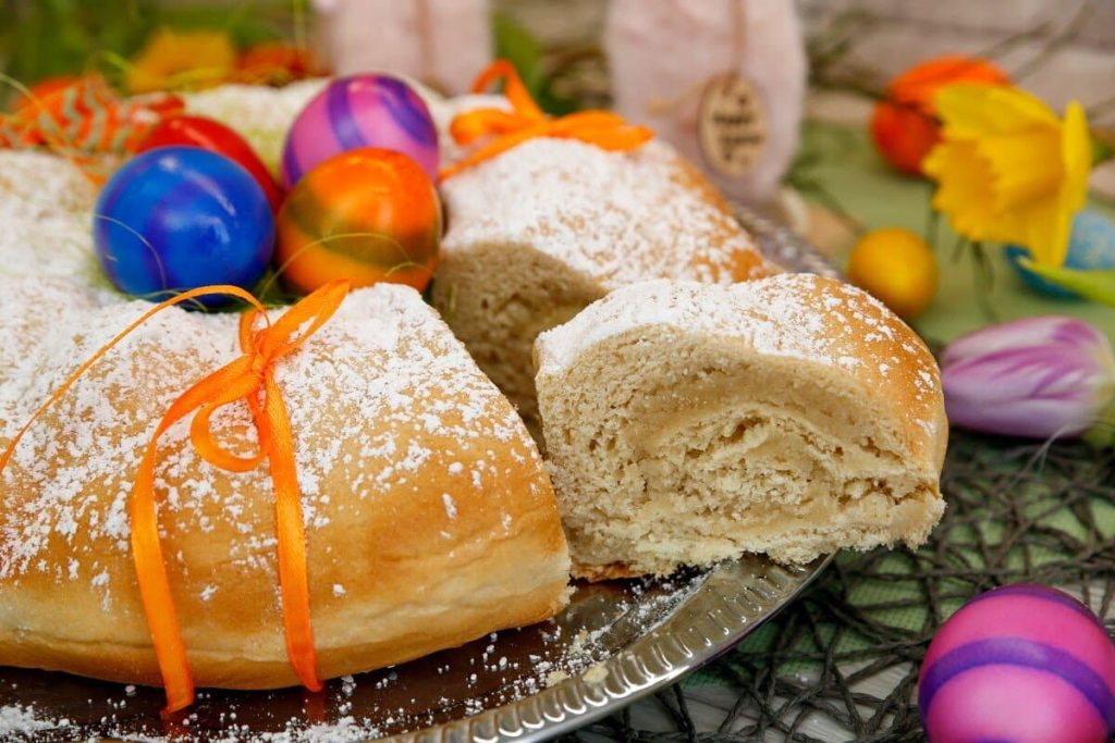 Lockerer Osterkranz mit Nussfüllung – Leckeres Osterrezept mit Mandeln