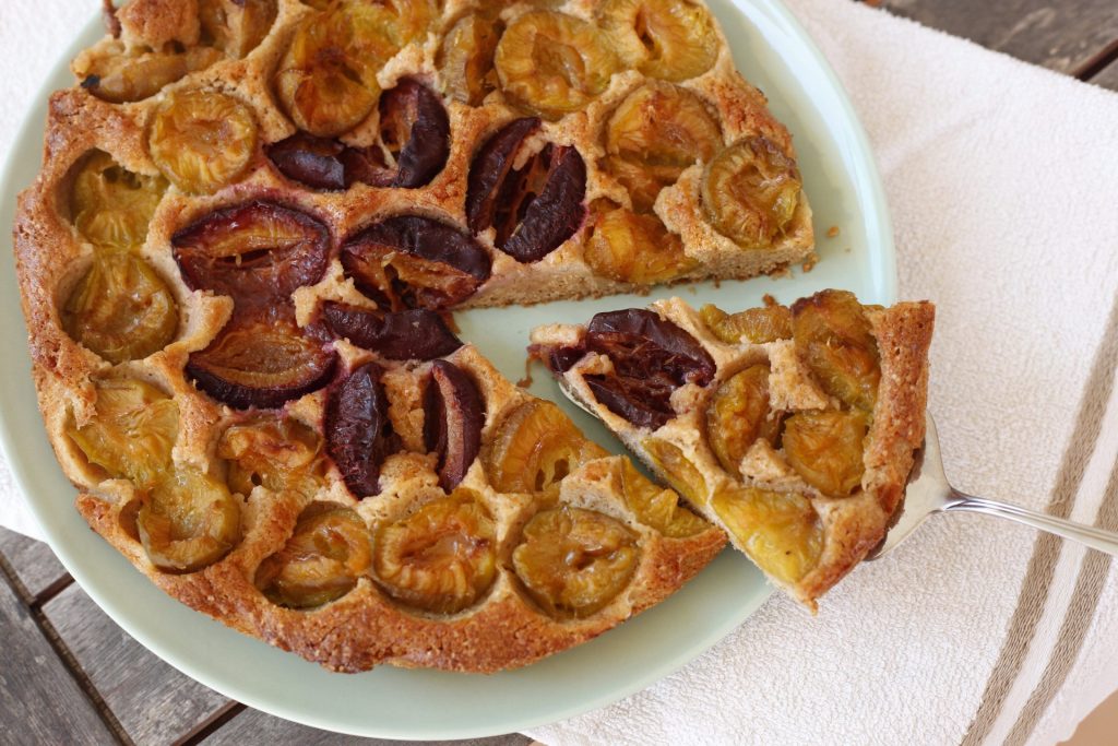 Lockerer Pflaumenkuchen mit gelben Pflaumen und Zwetschgen