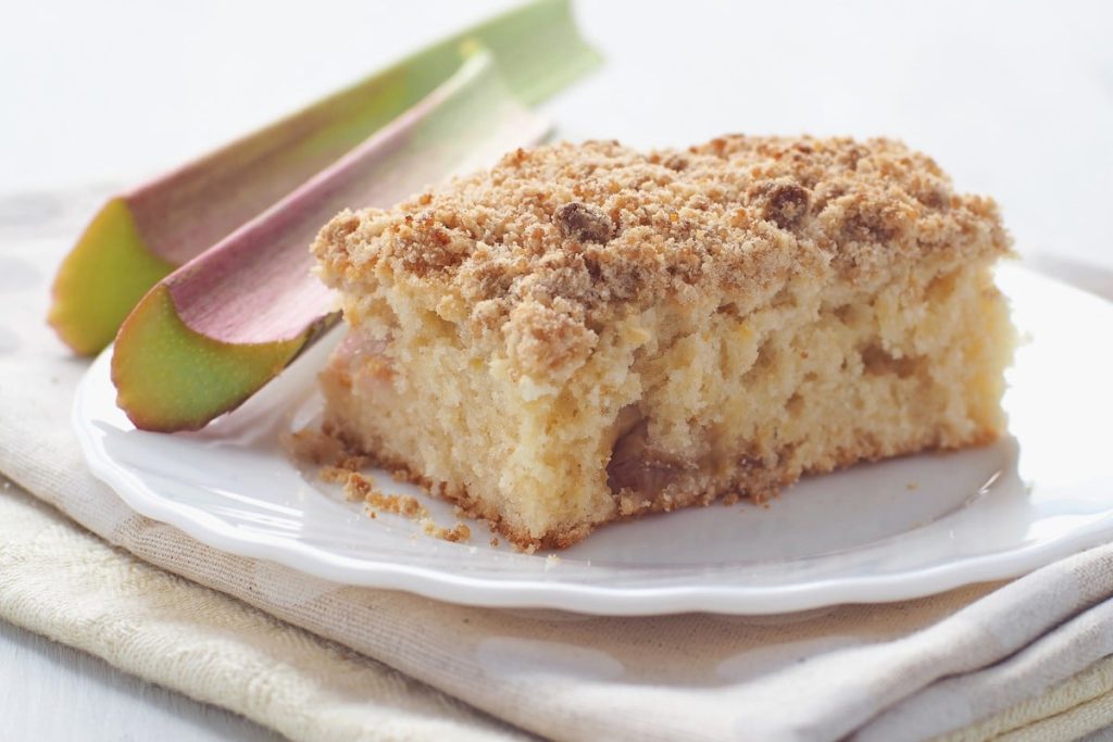 Lockerer Rhabarberkuchen aus Hefeteig mit Streuseln