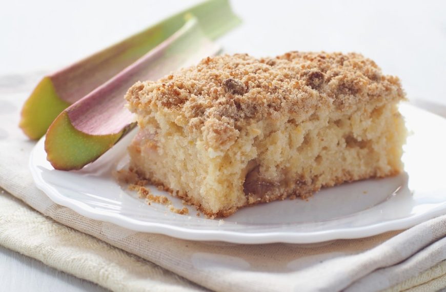 Lockerer Rhabarberkuchen aus Hefeteig mit Streuseln