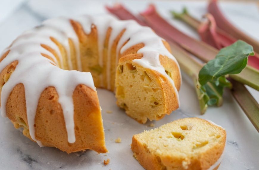 Lockerer Rhabarberkuchen aus einem Biskuitteig im Gugelhupf