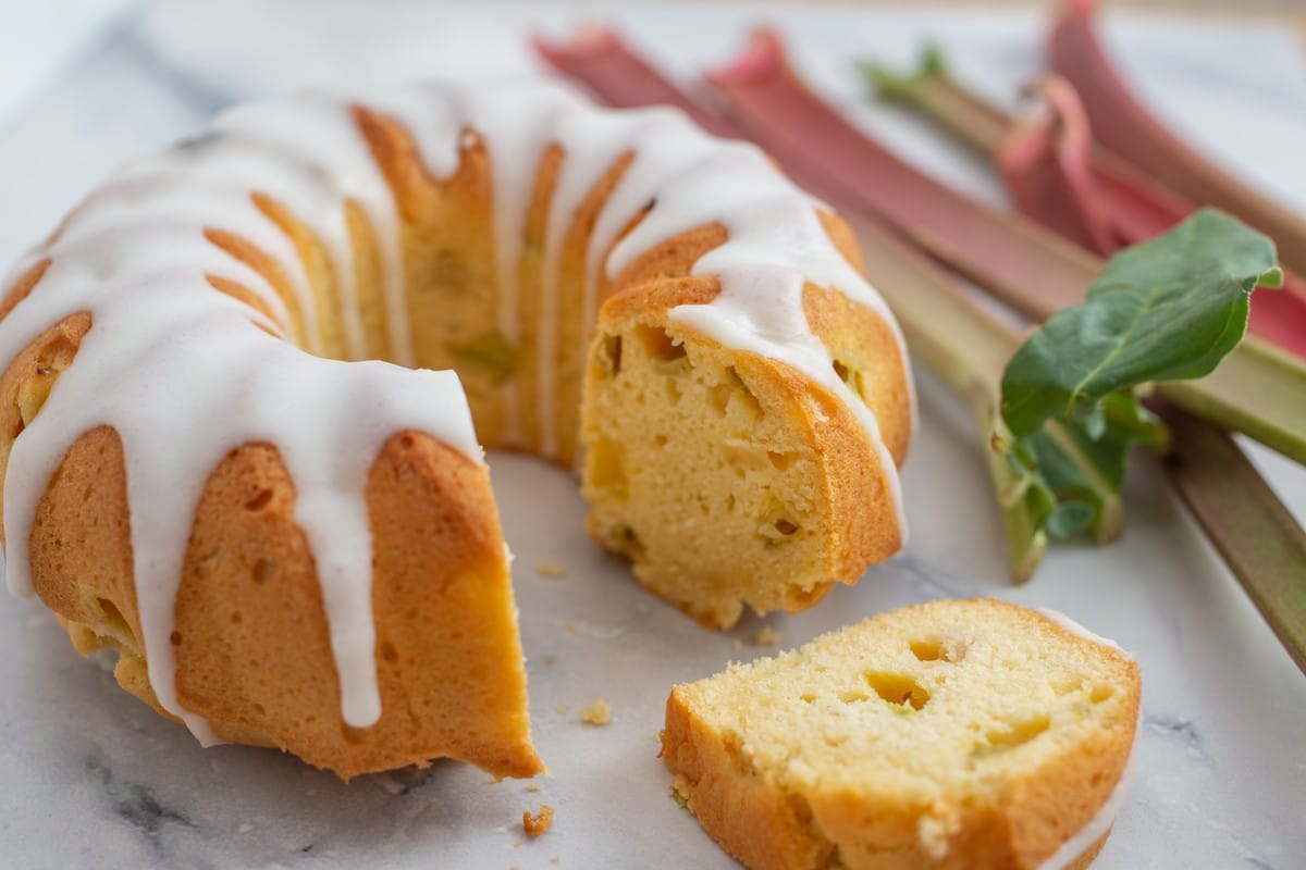 Lockerer Rhabarberkuchen aus einem Biskuitteig im Gugelhupf