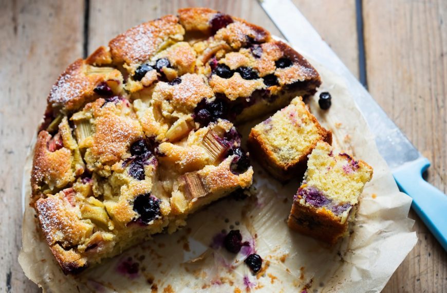 Lockerer Rhabarberkuchen mit Heidelbeeren und Puderzucker