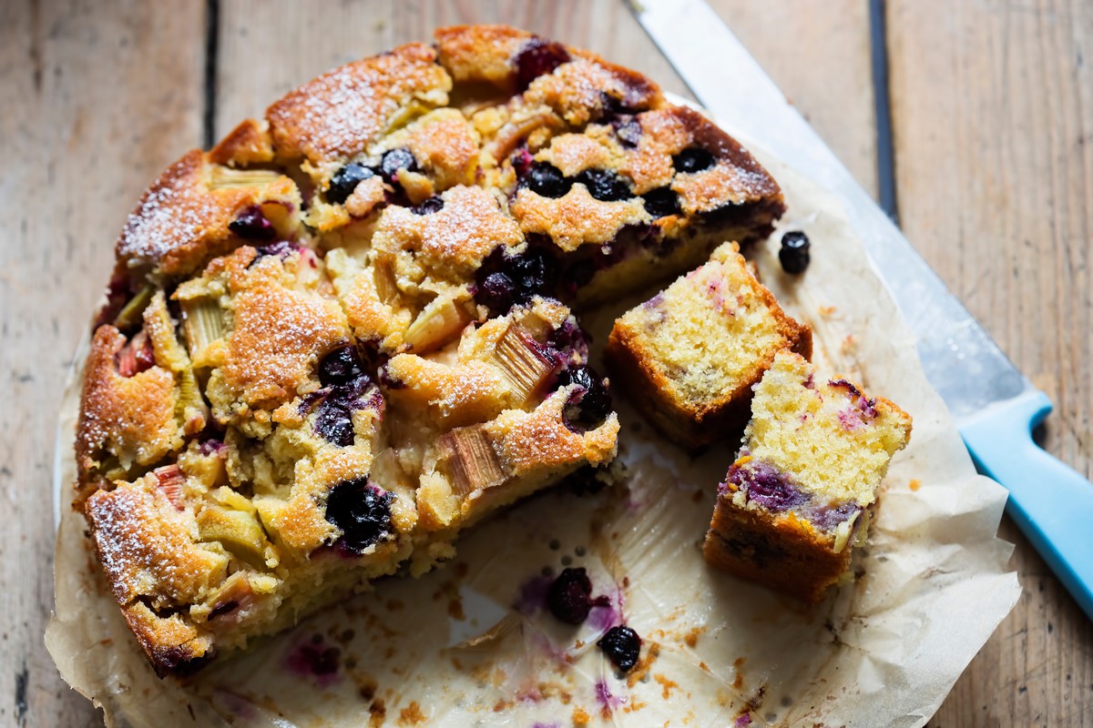 Lockerer Rhabarberkuchen mit Heidelbeeren und Puderzucker