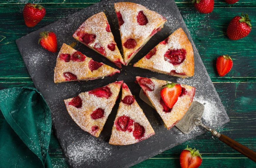 Lockerer Rührkuchen mit Schmand und fruchtigen Erdbeeren