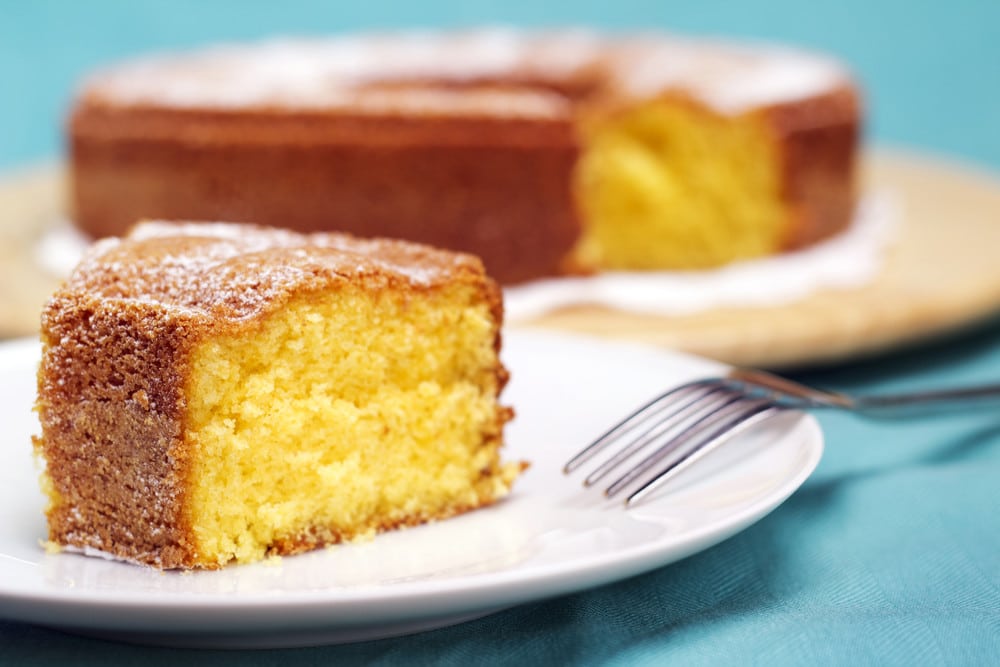 Lockerer Vanille Rührkuchen mit Milch und Eiern