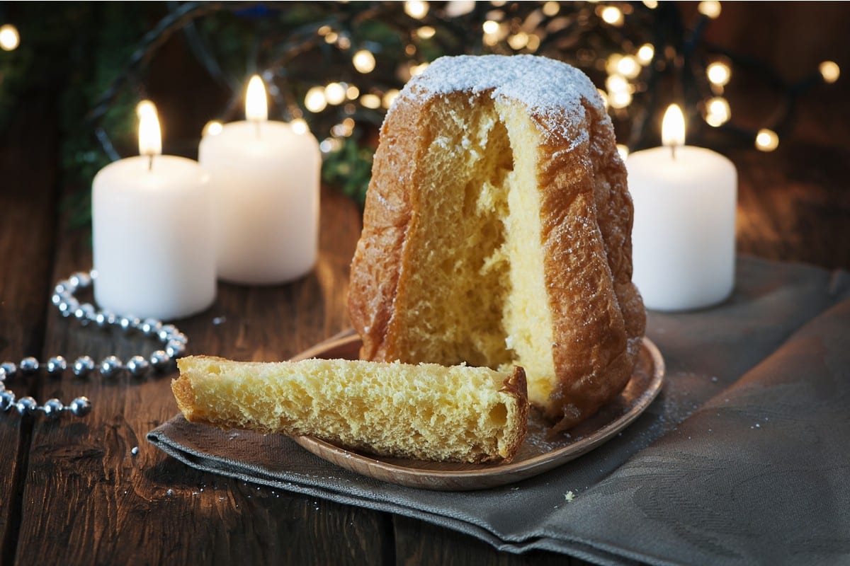 Lockerer Weihnachtskuchen Panettone aus Hefeteig und Zitrone