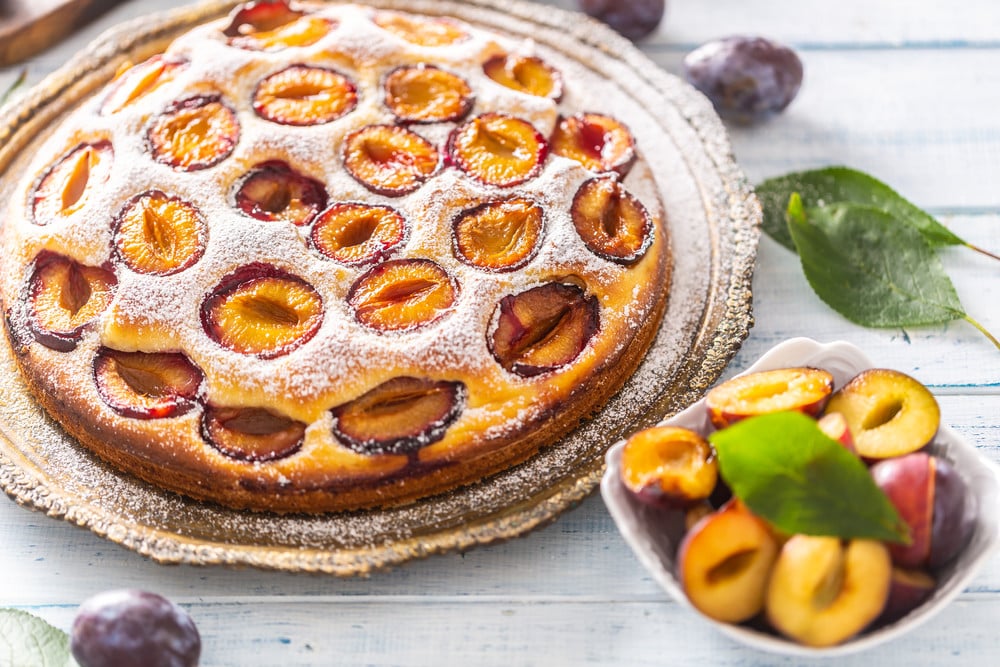 Lockerer süß-säuerlicher Pflaumenkuchen mit Butter und Zimtzucker