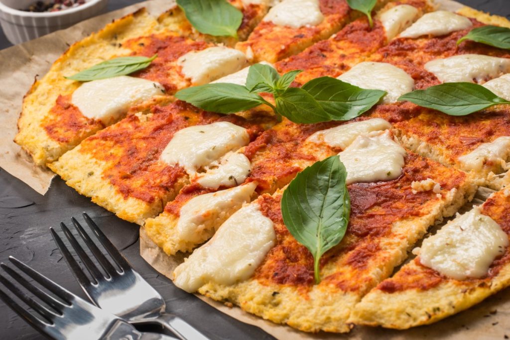 Low Carb Blumenkohlpizza mit Mozzarella