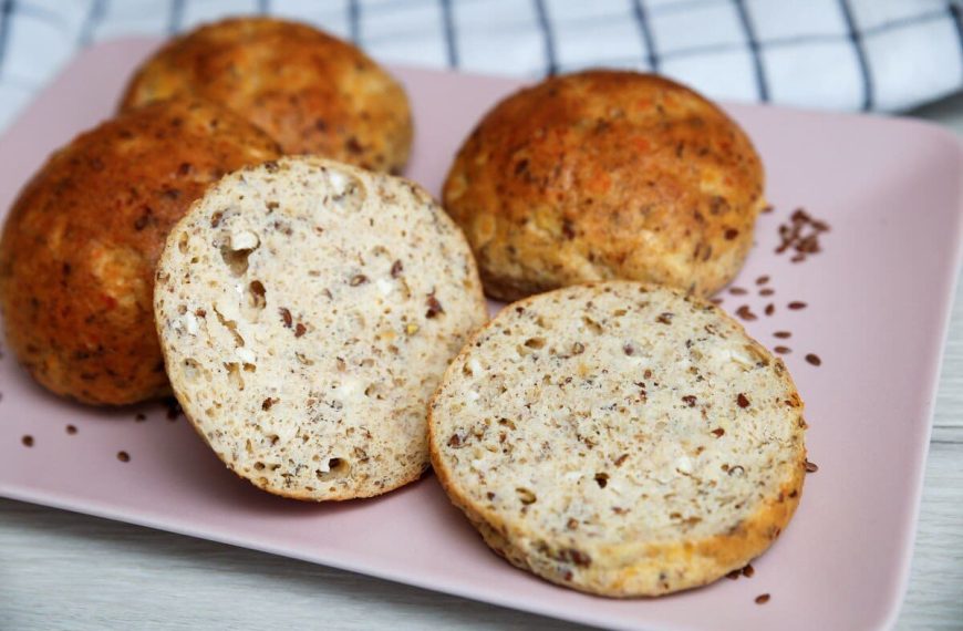 Low Carb Brötchen mit Flohsamenschalen, Leinsamen und körnigem Frischkäse