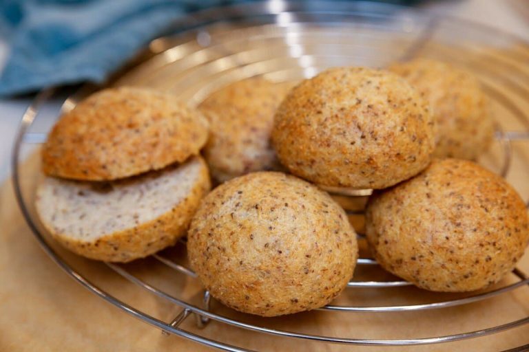 Low Carb Brötchen mit Quark, Mandelmehl, Chia und Flohsamenschalen