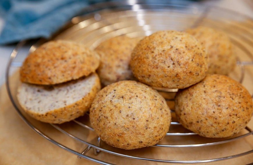 Low Carb Brötchen mit Quark, Mandelmehl, Chia und Flohsamenschalen