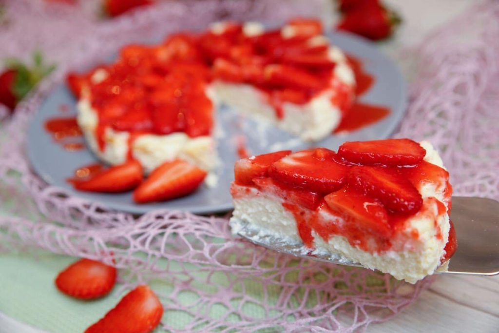 Cremige Lachstorte mit Eiern, Gurken und Frischkäse und Joghurt