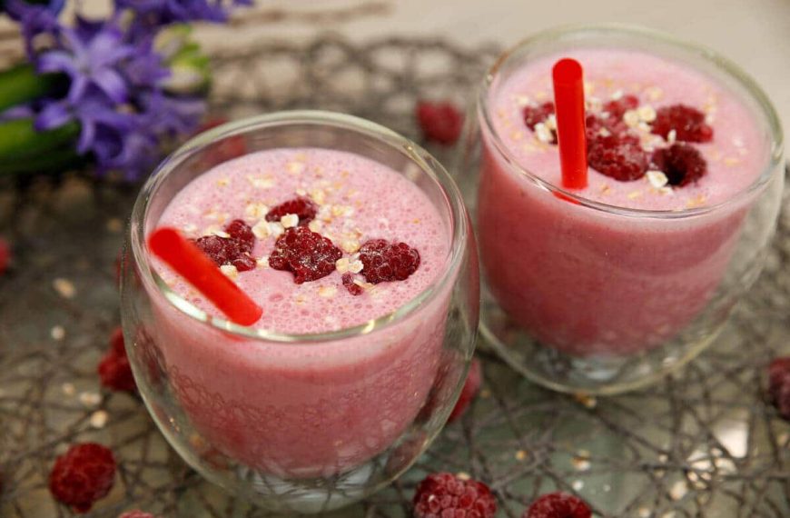 Low Carb Himbeer Smoothie mit Joghurt, Haferflocken und Mandeln