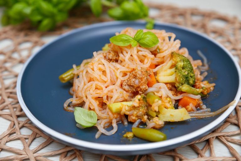 Asiatische Gemüsepfanne mit Konjak Nudeln und Süß Sauren Soße Asiatische Gemüsepfanne mit Konjak Nudeln und Süß Sauren Soße