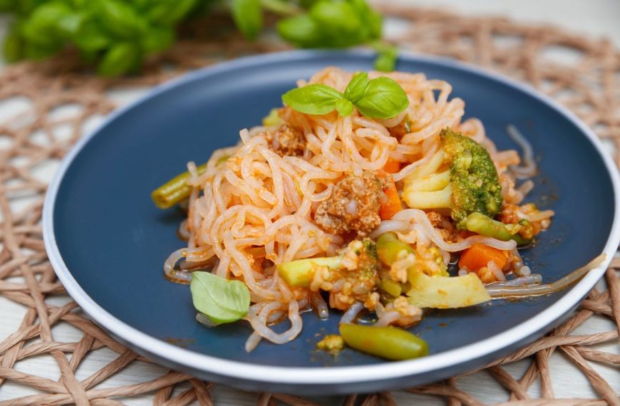 Low Carb Konjak Pasta mit Hackfleisch, Brokkoli und Bohnen