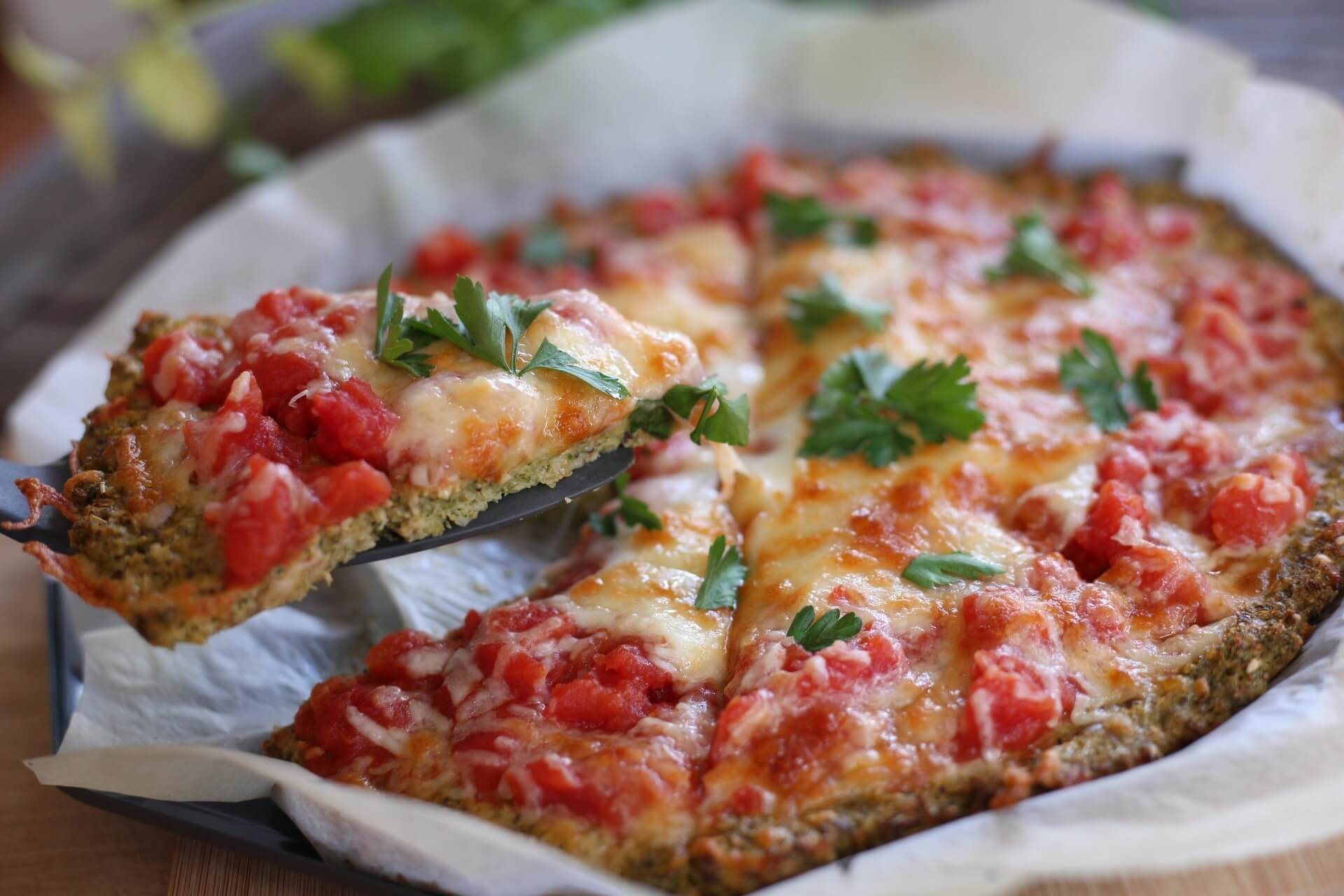Low Carb Pizza mit Brokkoli, Eiern und Käse