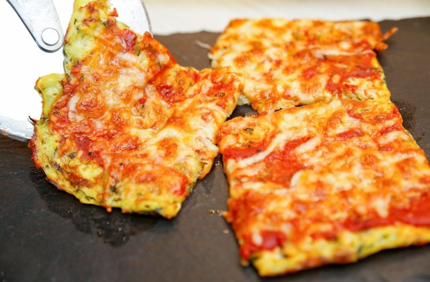 Low Carb Zucchinipizza mit Tomatensauce – Low Carb Pizza
