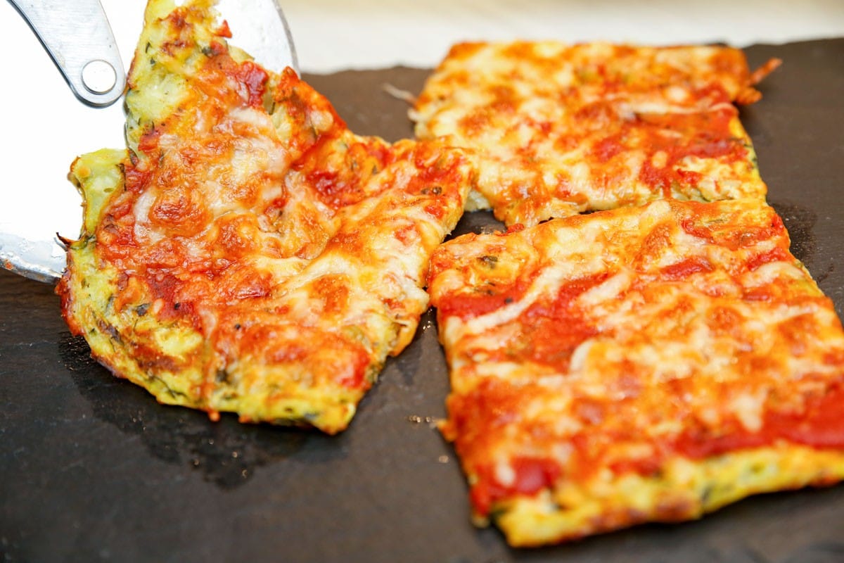 Low Carb Zucchinipizza mit Tomatensauce - Low Carb Pizza