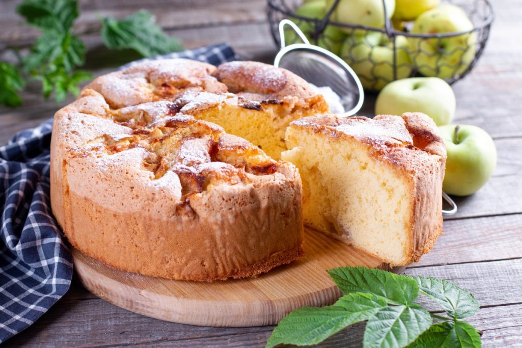 Luftiger Apfelkuchen mit Apfelstücken und Kefir