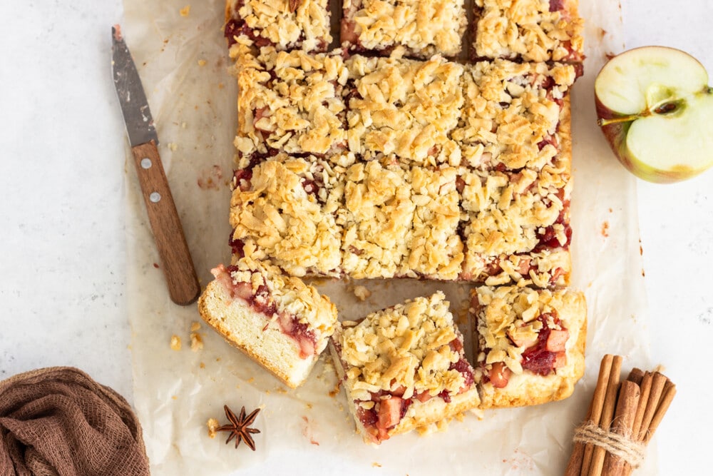 Luftiger Apfelkuchen mit Streuseln und Zimt aus dem Hefeteig