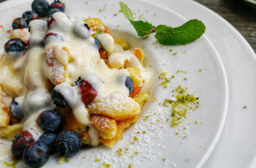 Luftiger Kaiserschmarrn mit Vanillesoße und Beeren