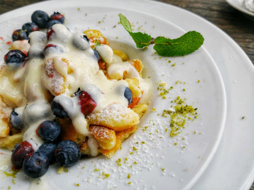 Luftiger Kaiserschmarrn mit Vanillesoße und Beeren